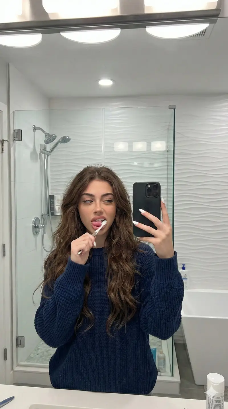 پیش‌نمایش Candid Mirror Selfie Prompt for Image Generation