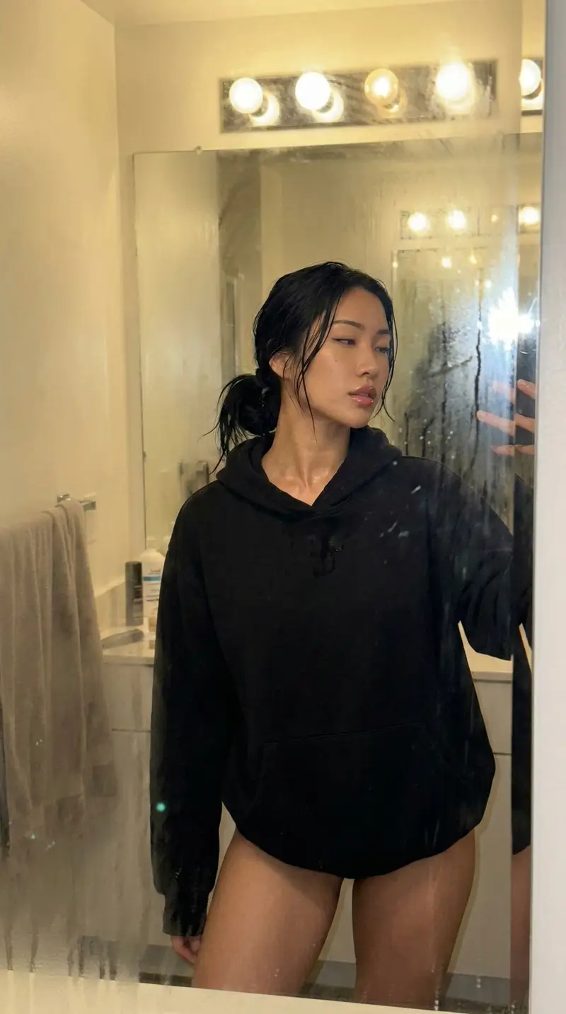 پیش‌نمایش Steamy Mirror Selfie Prompt