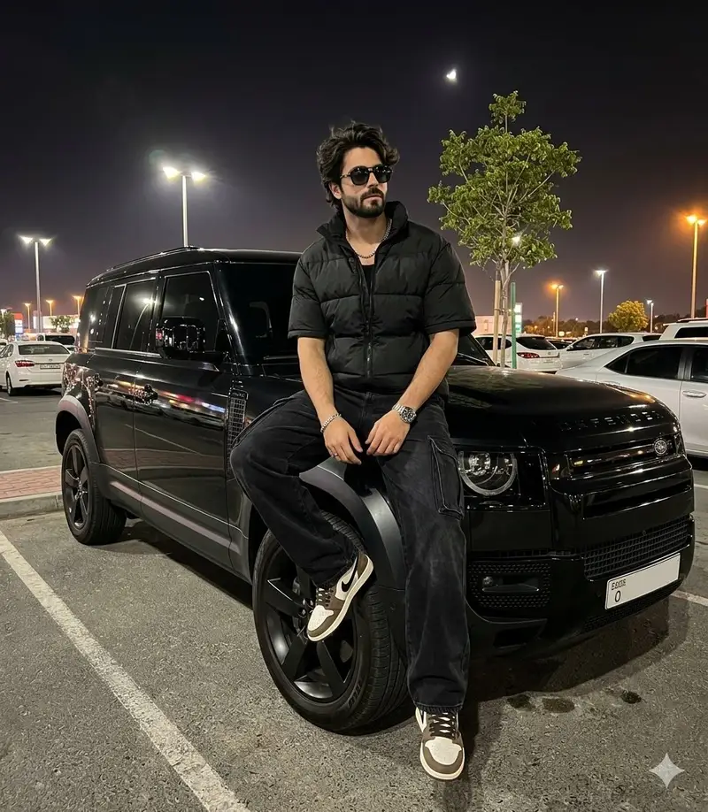پیش‌نمایش پرتره خودرو دیفندر در پارکینگ شب
