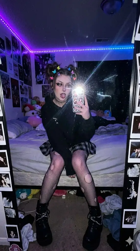 Preview of E-Girl Mirror Selfie Prompt (JSON Format)