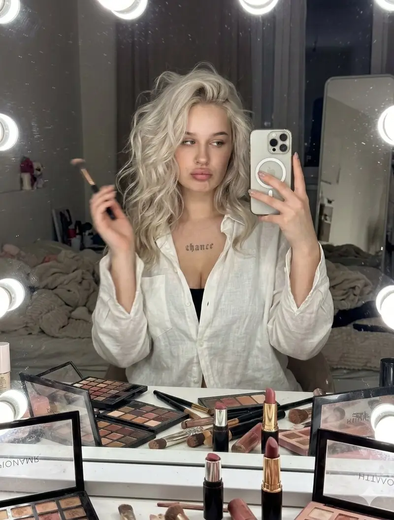 پیش‌نمایش Raw iPhone Candid Vanity Mirror Selfie