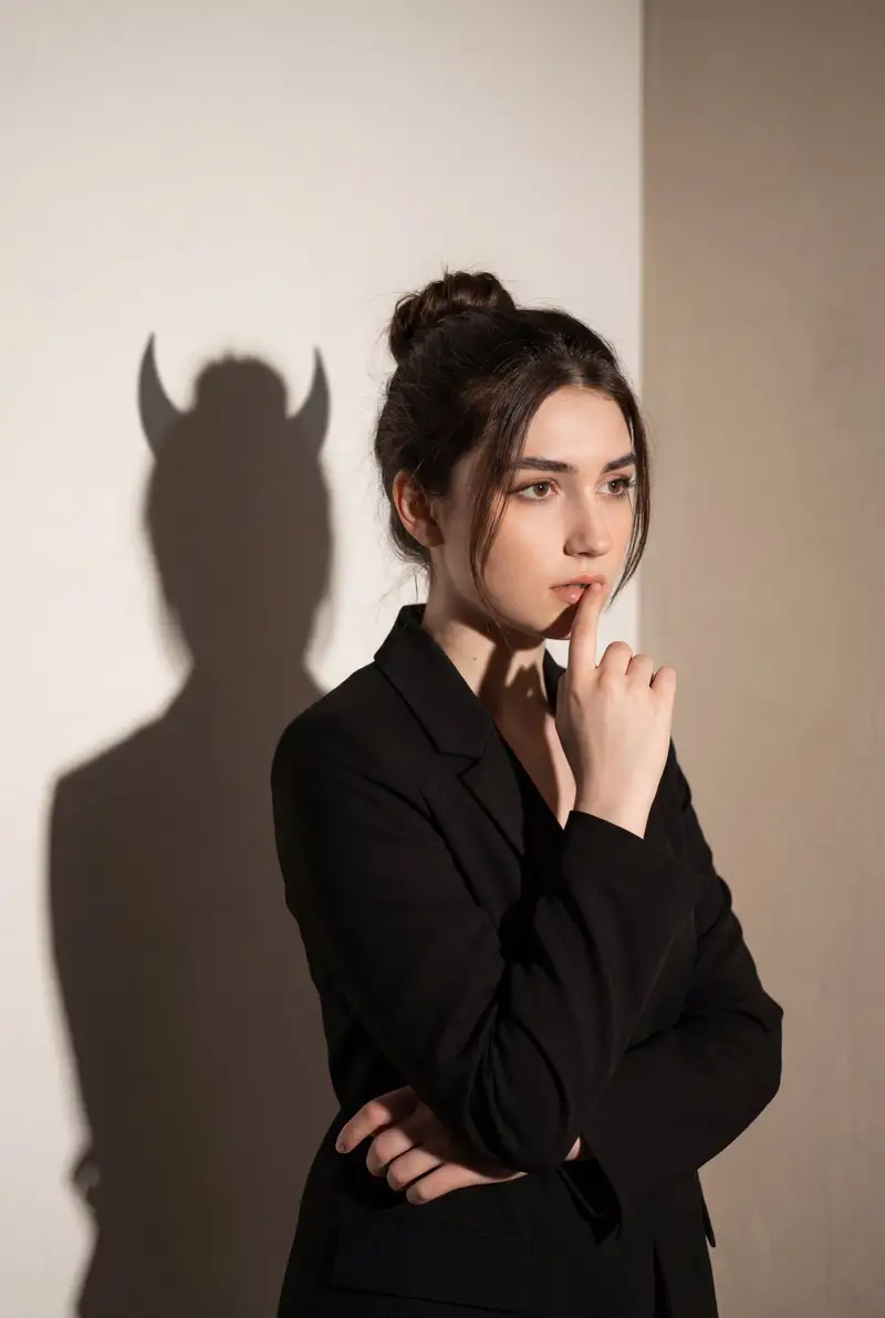 پیش‌نمایش Conceptual Portrait with Symbolic Devil Horn Shadow